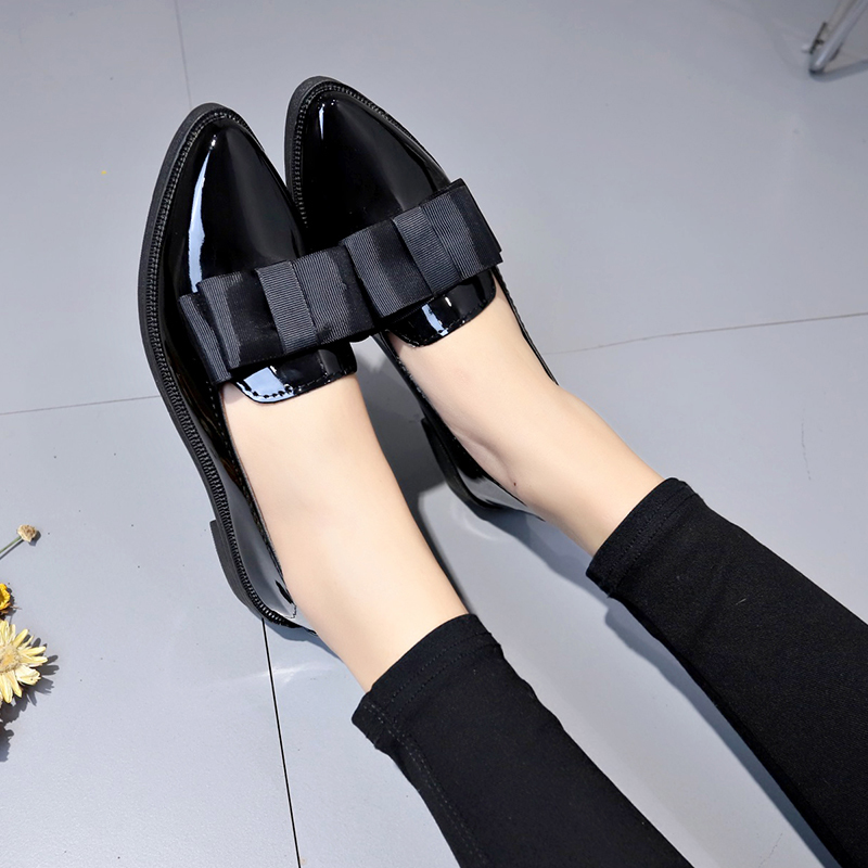 ブラック/ワインレッドのパテントレザーのポインテッドトゥフラ - Women Shoes Black のレビューと価格