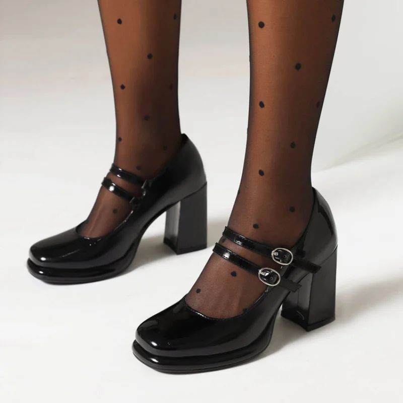 女性用パテントレザーパンプス,ダブルバックル,ラウンドヘッド - Patent Leather Pump のレビューと価格